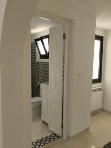 哈马马特Duplex Hammamet的带浴缸、卫生间和窗户的浴室