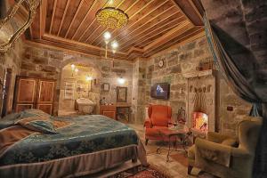 格雷梅旅行者洞穴酒店的一间卧室配有一张床和一个壁炉