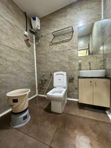 巴罗达HOTEL ATITHI INN的一间带卫生间和水槽的浴室