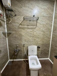 巴罗达HOTEL ATITHI INN的浴室位于隔间内,设有白色卫生间。