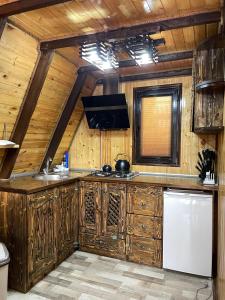 LerikLiki Home的厨房配有木制橱柜和炉灶。