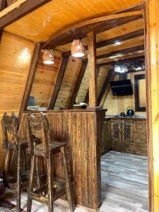 LerikLiki Home的小木屋内的酒吧,设有两张凳子