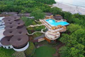 普拉卡海尔W Costa Rica Resort – Playa Conchal的享有带游泳池的度假村的空中景致