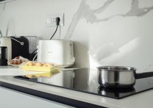 都灵Suite Mont Blanc nel Cuore di Torino的厨房柜台配有微波炉和一盘糕点