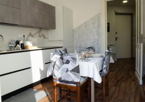 都灵Suite Mont Blanc nel Cuore di Torino的厨房配有桌椅