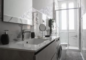 都灵Suite Mont Blanc nel Cuore di Torino的白色的浴室设有水槽和淋浴。