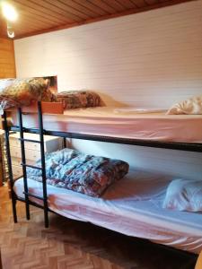 伦德科斯Chalet 94 la boverie的小屋内的两张双层床,配有枕头