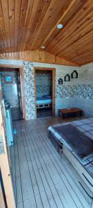 NuweibaGreen Beach Camp & Hotel的客房设有一张床和木制天花板