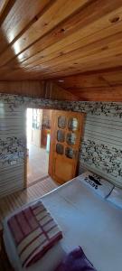 NuweibaGreen Beach Camp & Hotel的木制天花板的客房内的一张大床