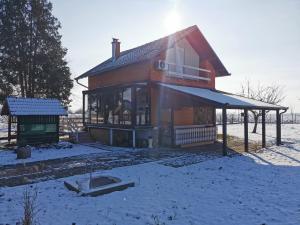 SotinKuća za odmor Bella的雪中的房子,带凉亭