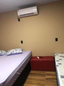 皮雷诺波利斯Chalé sossego的卧室配有一张床,墙上配有空调