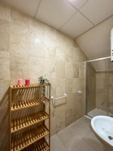 ZurgenaCasa Primavera的带淋浴和盥洗盆的浴室