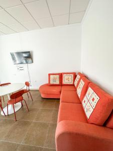 ZurgenaCasa Primavera的客厅配有红色的沙发和桌子