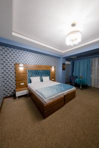 巴库Royal Boutique Baku的一间卧室设有一张大床和蓝色的墙壁