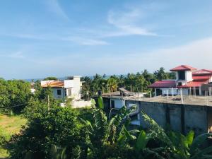 坦加拉Star Beach Villa的享有房屋和树木的景色,背景是大海