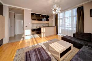 贝尔格莱德Apart K Apartments & Rooms的客厅配有沙发和桌子