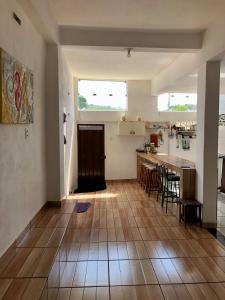 瓦尔任博尼塔Serra da Canastra - Casa em Vargem Bonita/MG的客厅设有厨房和桌子