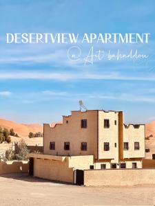 梅尔祖卡Merzouga DesertView Apartment的沙漠中一座建筑的景色