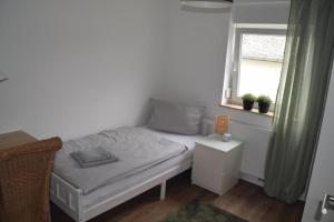 TKS HOME Zur Tenne的窗户客房内的小床