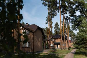 格列博夫卡Glіbіvka Family Park的前面有一群树木的房子