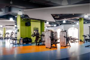 迪拜HOMESTAR, Deluxe Hostel - JBR - Walk To Beach, Metro Station的一间健身房,里面设有数个健身器材