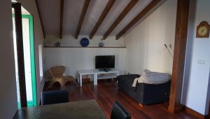 宏达瑞比亚San Pedro by Basquelidays的带沙发和电视的客厅