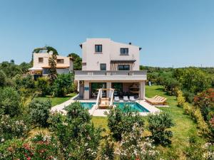 加拉塔斯Olvini Villa的享有带游泳池的房屋的空中景致