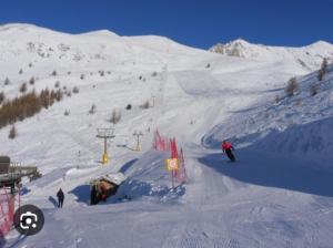 泰廖Il posto al sole的一群人沿着雪覆盖的斜坡滑雪