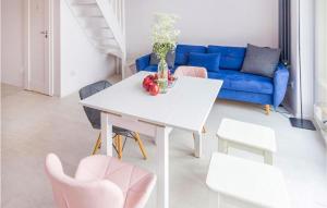Taszów2 Bedroom Pet Friendly Home In Taszw的客厅配有白色桌子和蓝色沙发