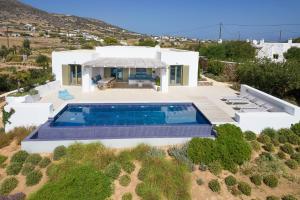 帕罗斯岛ELEONAS Paros estate - villas with partially private pools & professional tennis court的享有带游泳池的别墅的空中景致