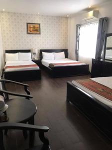 Mỹ PhướcKhách Sạn Lệ Hằng的酒店客房设有两张床和窗户。