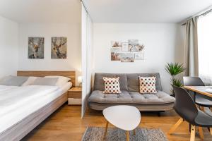 蒙德塞Billys Apartment Zentrum, Renoviert, Garage, Netflix的一间卧室配有一张床和一张沙发