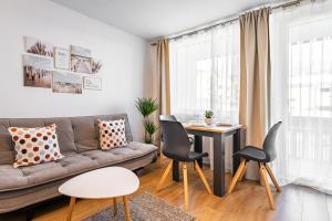 蒙德塞Billys Apartment Zentrum, Renoviert, Garage, Netflix的客厅配有沙发和桌子