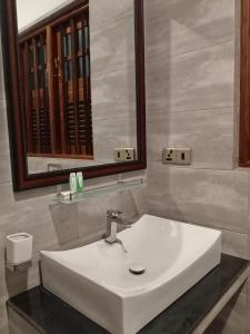 贝里胡罗亚World's End Base Eco-Village的浴室设有白色水槽和镜子
