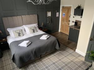 莫珀斯Castle View Bed and Breakfast的一间卧室配有一张大床和毛巾