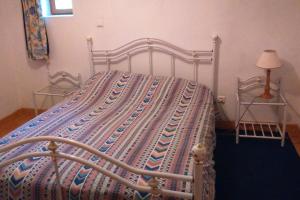 Balnot-sur-LaignesCHEZ MARGARET的卧室里的一张带毯子的床