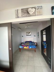 莱特鲁瓦西莱Ti Mélissa的一间小房间的卧室,配有一张床铺