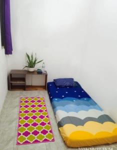 SintangGreenKOST的一间卧室配有一张床和地毯