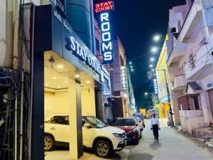 钦奈Stay Court - Business Class Hotel - Near Central Railway Station的商店前走在街上的人