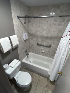 柴尔德里斯Red Roof Inn Childress的浴室配有白色卫生间和浴缸。