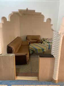 胡里卜盖Appartement meublé sans vis à vis proche de toutes commodités 5 min à Marjane chaikh Zaid et centre ville的客厅配有沙发和桌子
