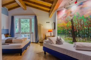 马累贝拉迪波斯考酒店的墙上画画的房间里设有两张床