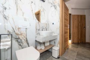 热舒夫珀洛尼亚酒店的一间带水槽和镜子的浴室