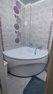 PrigorodnyyKamal Apart的浴室内设有一个白色浴缸