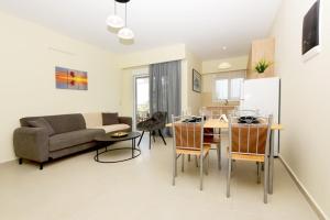 克雷马斯蒂Elli Garden View - Spacious Fully Equipped Apartment的客厅配有沙发和桌子