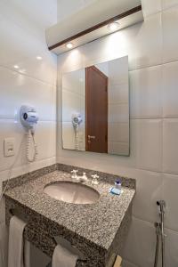 布罗塔斯Pousada do Lago的一间带水槽和镜子的浴室