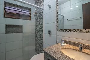 布罗塔斯Pousada do Lago的一间带水槽和镜子的浴室