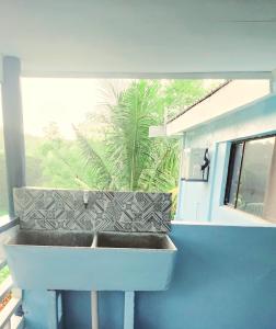 劳托卡Acacia Gardens的带窗户的厨房内的盥洗盆