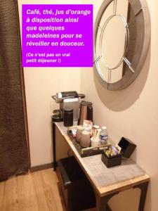 弗卢瓦拉克SECRET33的浴室设有一张桌子和墙上的镜子