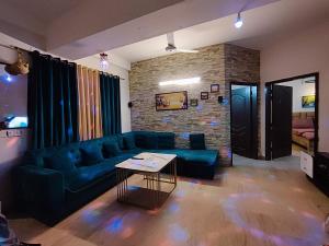 伊斯兰堡APARTMENTS of Comfort!的客厅配有蓝色的沙发和桌子